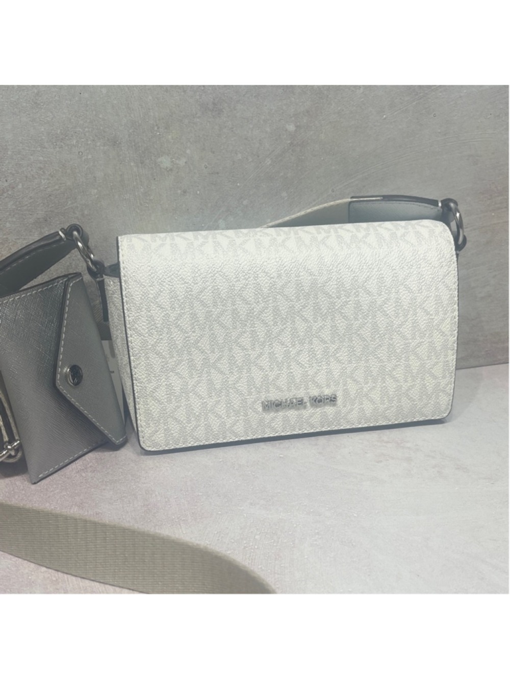 Michael Kors Vincent Crossbody MK Signature Logo + Card Case Silver/White - Picture 2 of 12